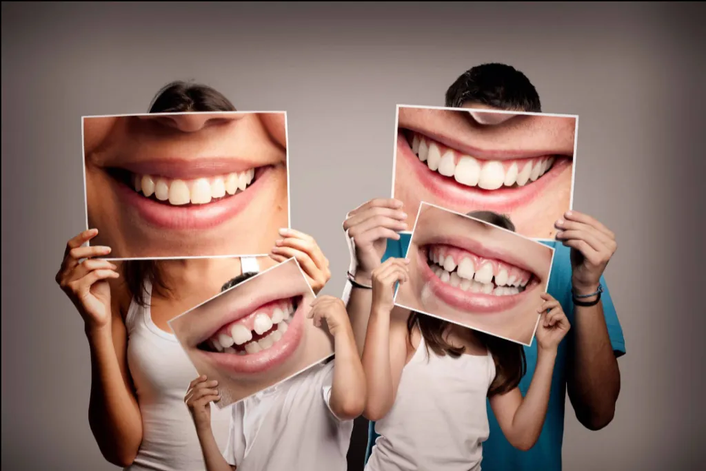 Familia sonriendo tras su visita al dentista infantil en Sotogrande