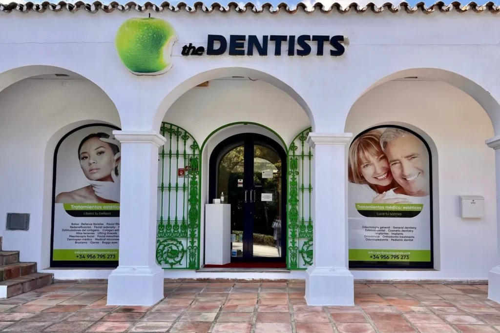 Fachada de la clínica The Dentists Sotogrande, con arcos blancos y la entrada principal